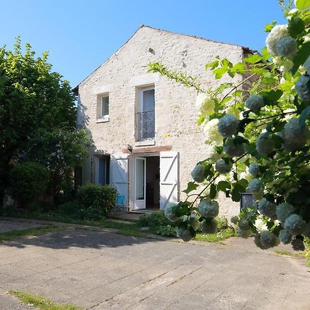 Gite La Loge Des Fees Latille Exterior photo