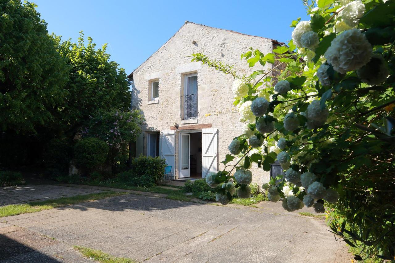 Gite La Loge Des Fees Latille Exterior photo